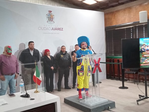 Payasos, bomberos y luchadores se unen en torneo con causa para apoyar a adultos mayores en Juárez