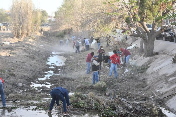 Retiran 600 toneladas de basura de dique en El Vergel