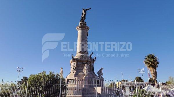 Conmemoran natalicio de Benito Juárez en el monumento