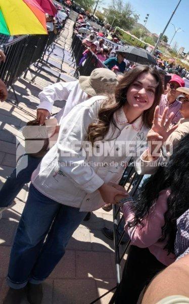 Ciudad Juárez vibra al recibir a Andrea Chávez: más de 1,500 personas se congregan en el Monumento