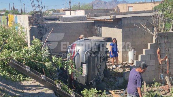 Pierde el control del volante y se impacta contra barda de una casa