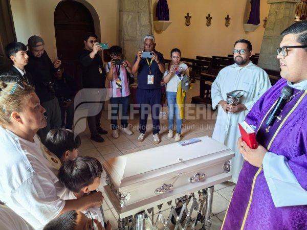 Dan el último adiós al pequeño Eitan en misa