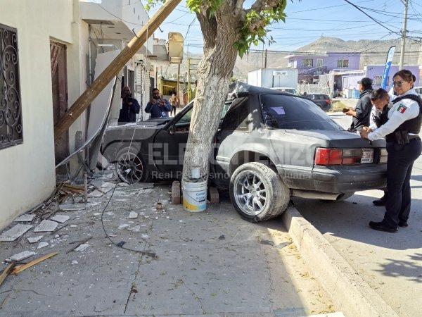 El conductor de un Ford Mustang se impacta contra vivienda en la Colonia Juarez