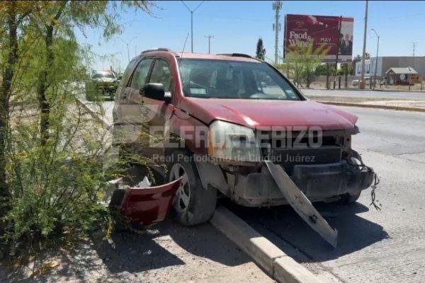 Trailer choca y saca del carril a camioneta en Blvd Juan Pablo II