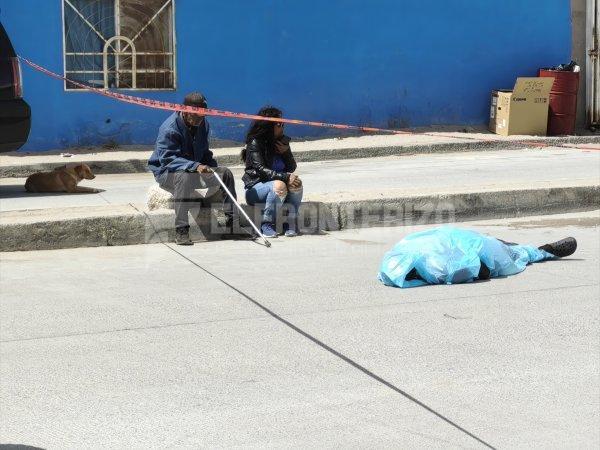 Se desvanece y muere ante la mirada de sus familiares