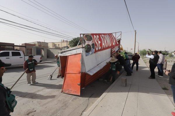 Retiran puestos y estructuras irregulares de la vía pública