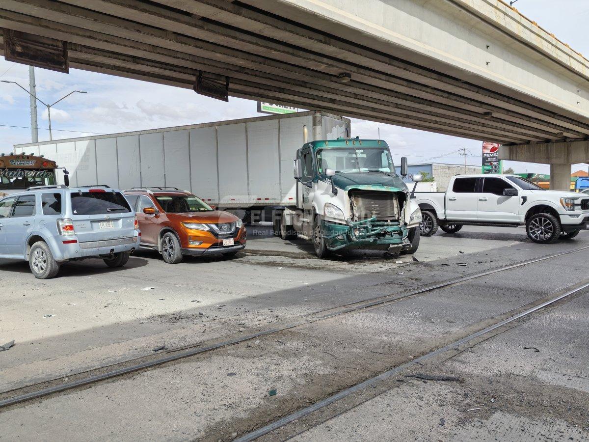 Trailer contra tren en Av. López Mateos y Eje Vial Juan Gabriel