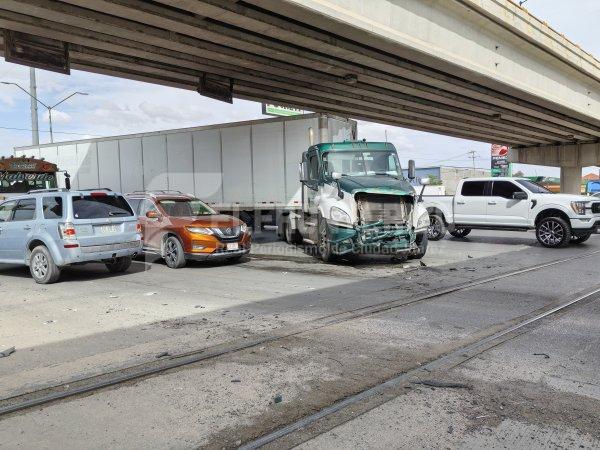 Trailer contra tren en Av. López Mateos y Eje Vial Juan Gabriel