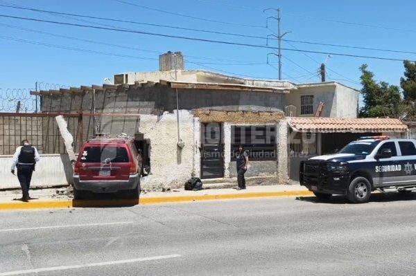 Pierde el control del volante y se impacta contra dos viviendas