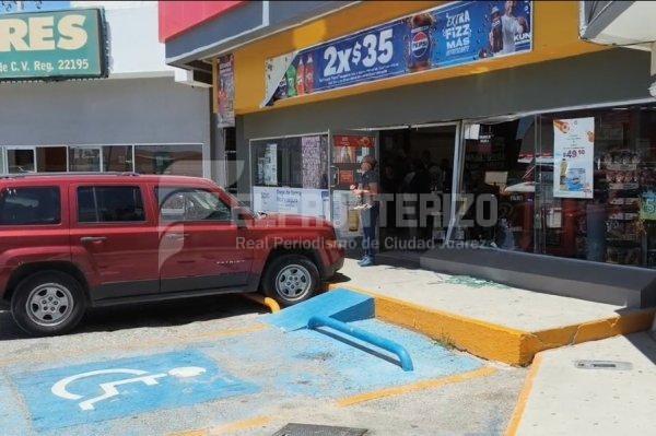 Chóferesa confunde el acelerador con el freno y se mete a tienda