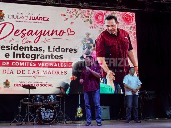 Celebra el alcalde a líderes de comités vecinales, por el día de las madres