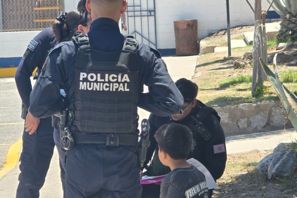 Niño de 8 años es resguardado por policías tras ser localizado solo en calles del Centro