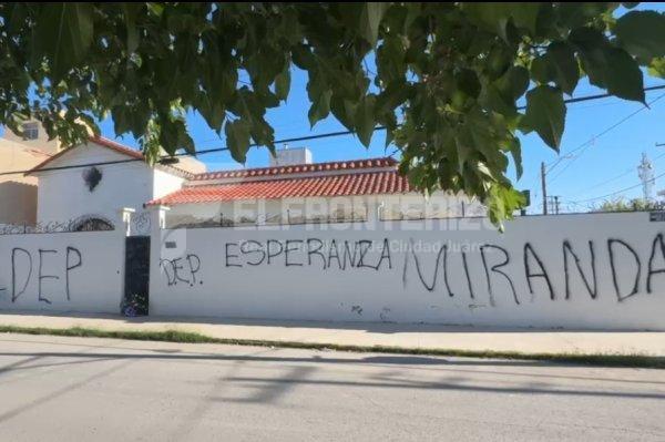 Dejan pintas y arreglo floral funebre en casa de Javier Corral