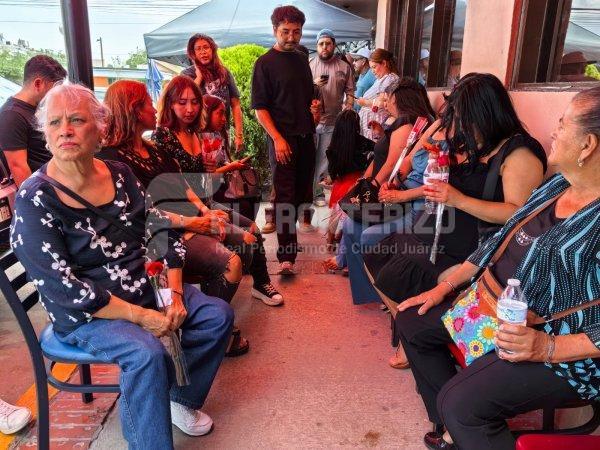 Hacen largas filas en restaurantes para celebrar a las madres