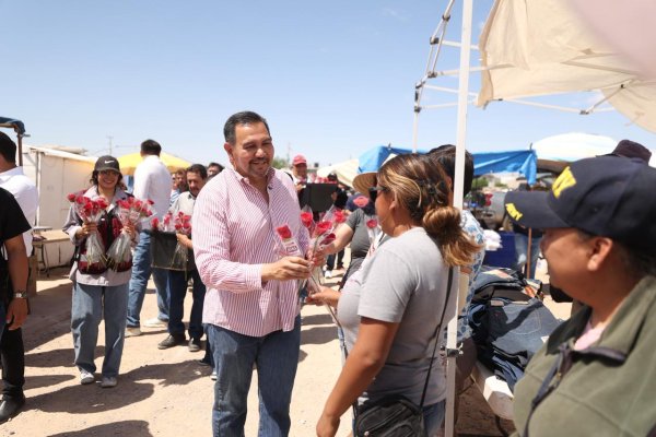 Entrega alcalde rosas a madres de familia en las 'segundas de San Pancho'