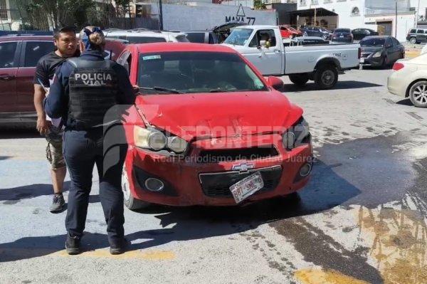 Conductor choca dos vehículos al ingresar a estacionamiento