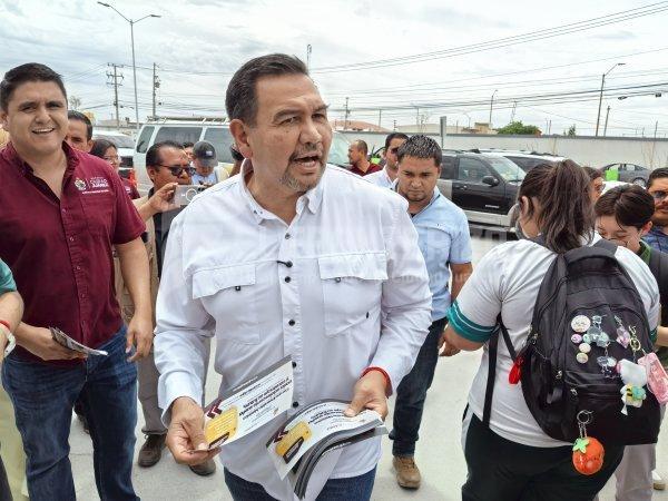 Alcalde entrega volantes de obra terminada en Conalep III, porque no se le permitió la entrada