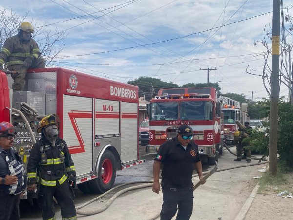 Se disparan incendios en viviendas; uno consumió tienda y alcanzó vehículo en Paraje de Oriente