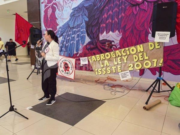 Exigen profesores abrogación de la ley del ISSSTE en Pueblito Mexicano