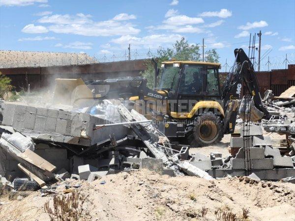 Derriban casas en el bordo del río Bravo para abrir paso a patrullas y ambulancias