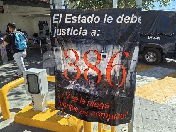 Colocan mantas en el Puente Santa Fe, exigen justicia al Gobierno del Estado