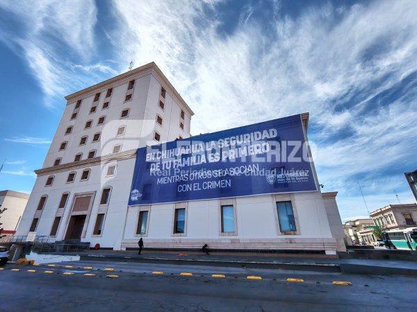 Colocan mensaje de apoyo a la gobernadora en edificio de Hacienda previo a marcha de Morena