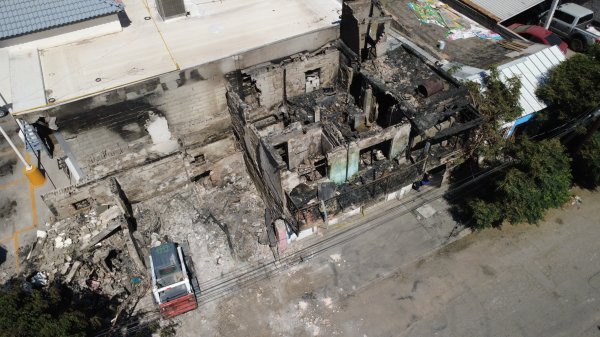 Incendio en predio abandonado deja daños en viviendas contiguas en la Insurgentes