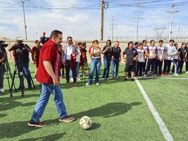 Entrega alcalde cancha en Secundaria Técnica 22
