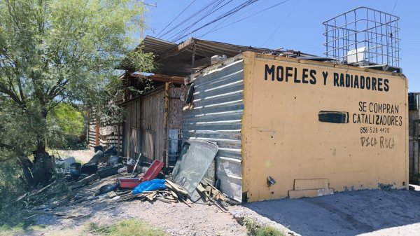 Retiran puestos y basura de dique en operativo de reordenamiento urbano en Juárez