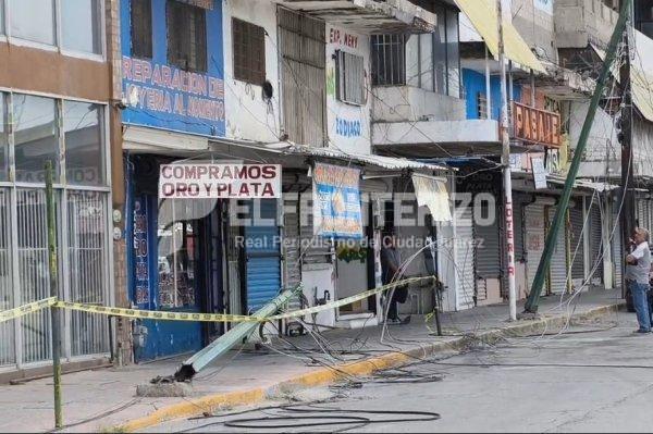 Chófer de tráiler derrumba cuatro postes en la zona centro