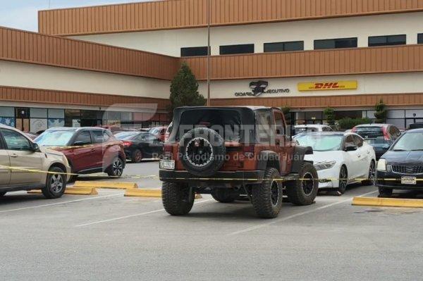 En una Plaza comercial fue localizado el presunto auto utilizado en un ataque armado