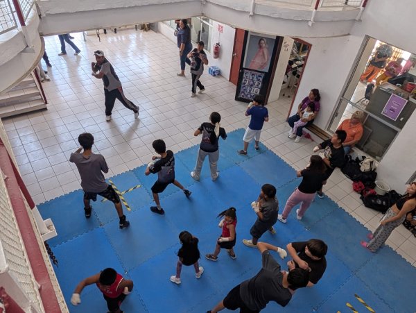Promueven deporte y convivencia con clase de box en Centro Comunitario Francisco Villarreal