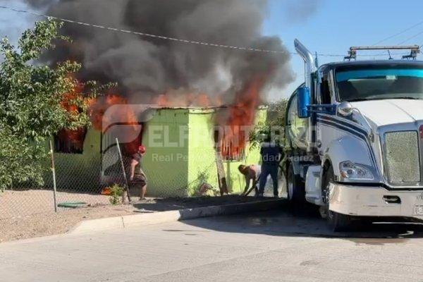 Arde en llamas vivienda en la Colonia El Papalote