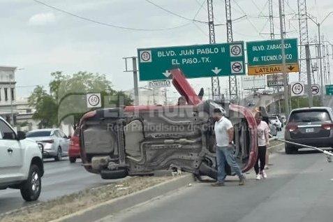 Conductora sufre volcadura en Av. Francisco Villarreal Torres