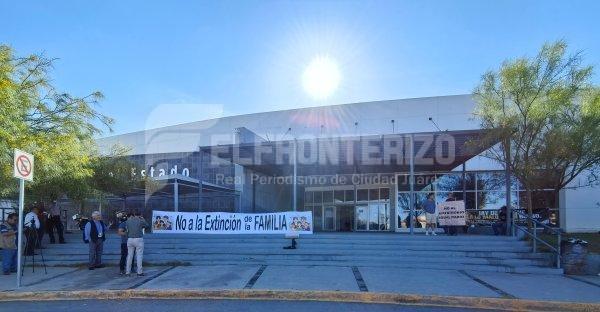 Se manifiestan en contra de matrimonios igualitarios