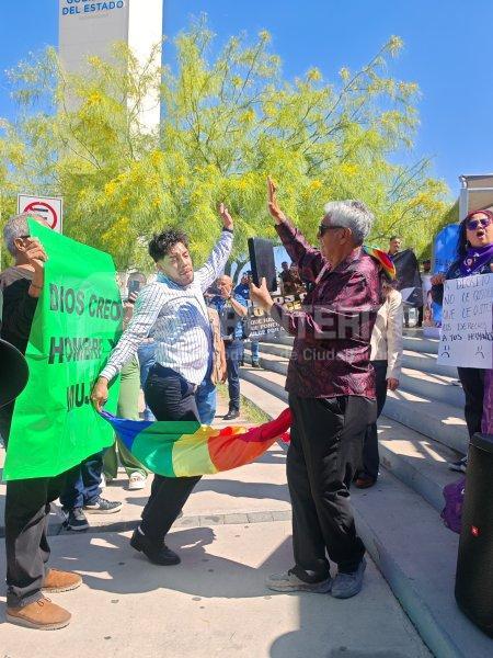 Se enfrentan manifestantes LGBT y grupos cristianos afuera de Pueblito Mexicano