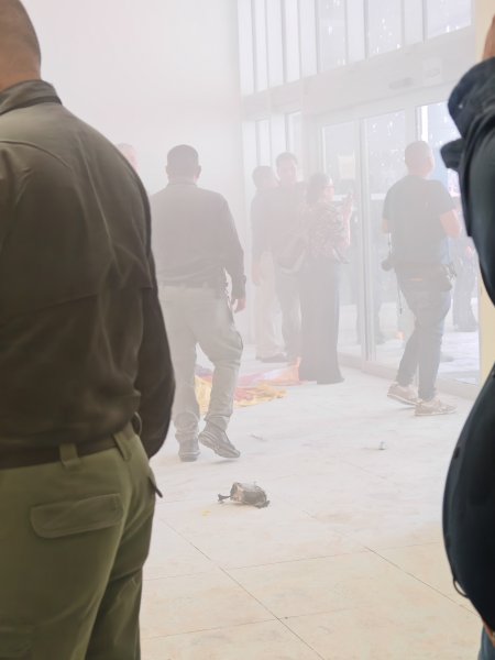Manifestantes LGBT+ acusan uso de gas y agresiones afuera de Pueblito