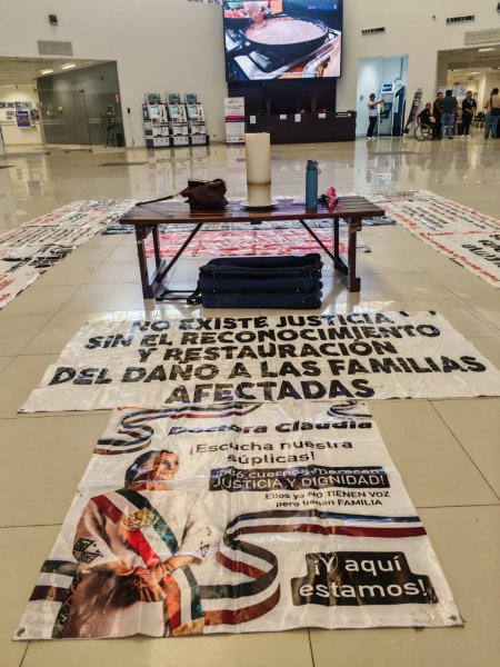 Colectivo Justicia para Nuestros Deudos protesta en Pueblito Mexicano