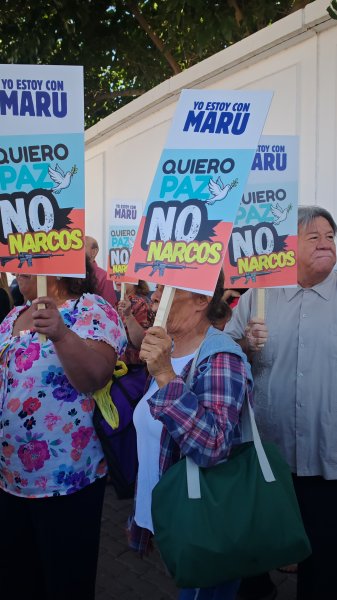 Se manifiestan en la FGR a favor de Maru Campos ante citatorio