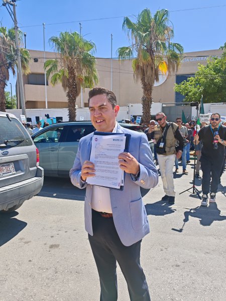 Consejero jurídico acude a la FGR y se fotografía en el exterior