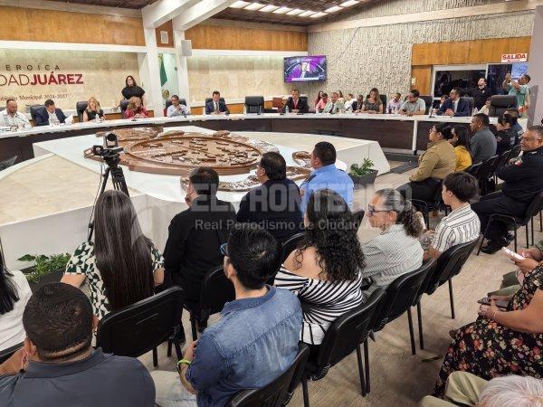 Reconocen a 12 empleados del municipio y les entregan 30 mil pesos a cada uno