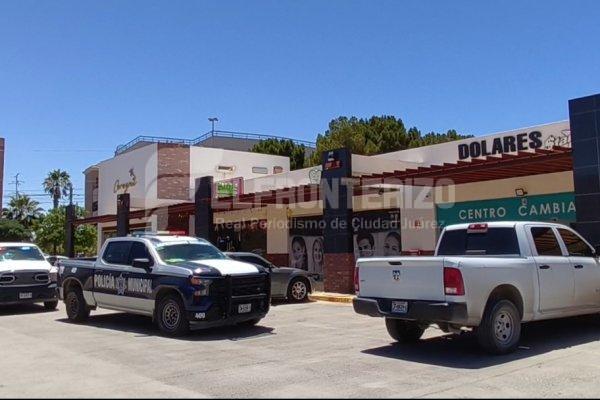 Cajera pide favor a parquero para que le compre un café y la asalta