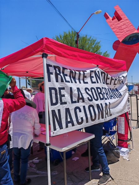 Reúne firmas el Frente Ciudadano en Defensa de la Soberanía Nacional en la Plaza de la Mexicanidad